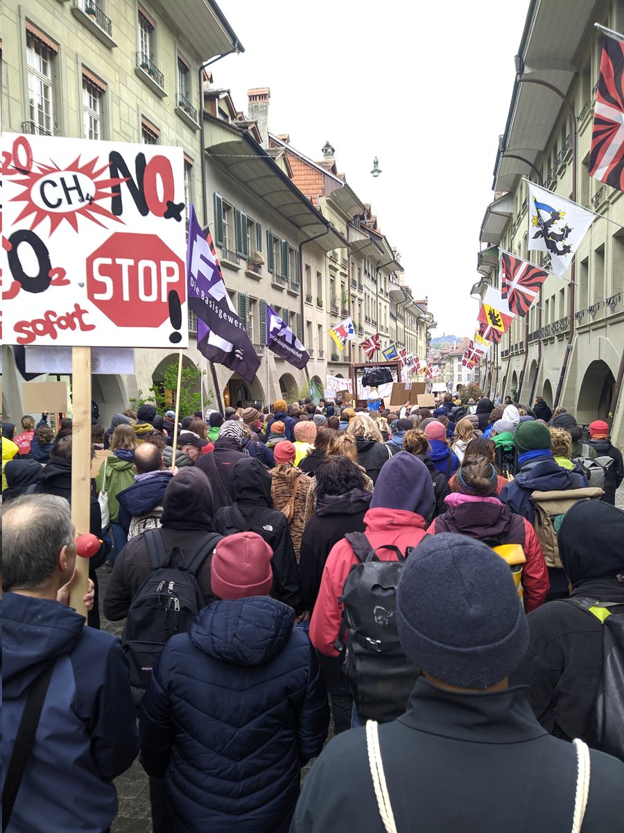 Trotz frostigen Temperaturen und Regen Hunderte am #KlimastreikBern für griffige Massnahmen und mehr Tempo beim Klimaschutz.
#zusammenfürsklima
@gruenebern @GrueneMuensinge