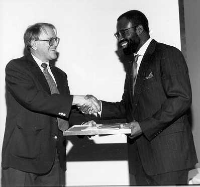 In creating a practical application for utilising supercomputers, he made major contributed to the developmnt of the Internet & parallel computing, esp his work in petroleum reservoir modelling.👇🏿Receiving Bell Gordon Prize, 1989 for his CM-2 oil reservoir modelling solution 5/24