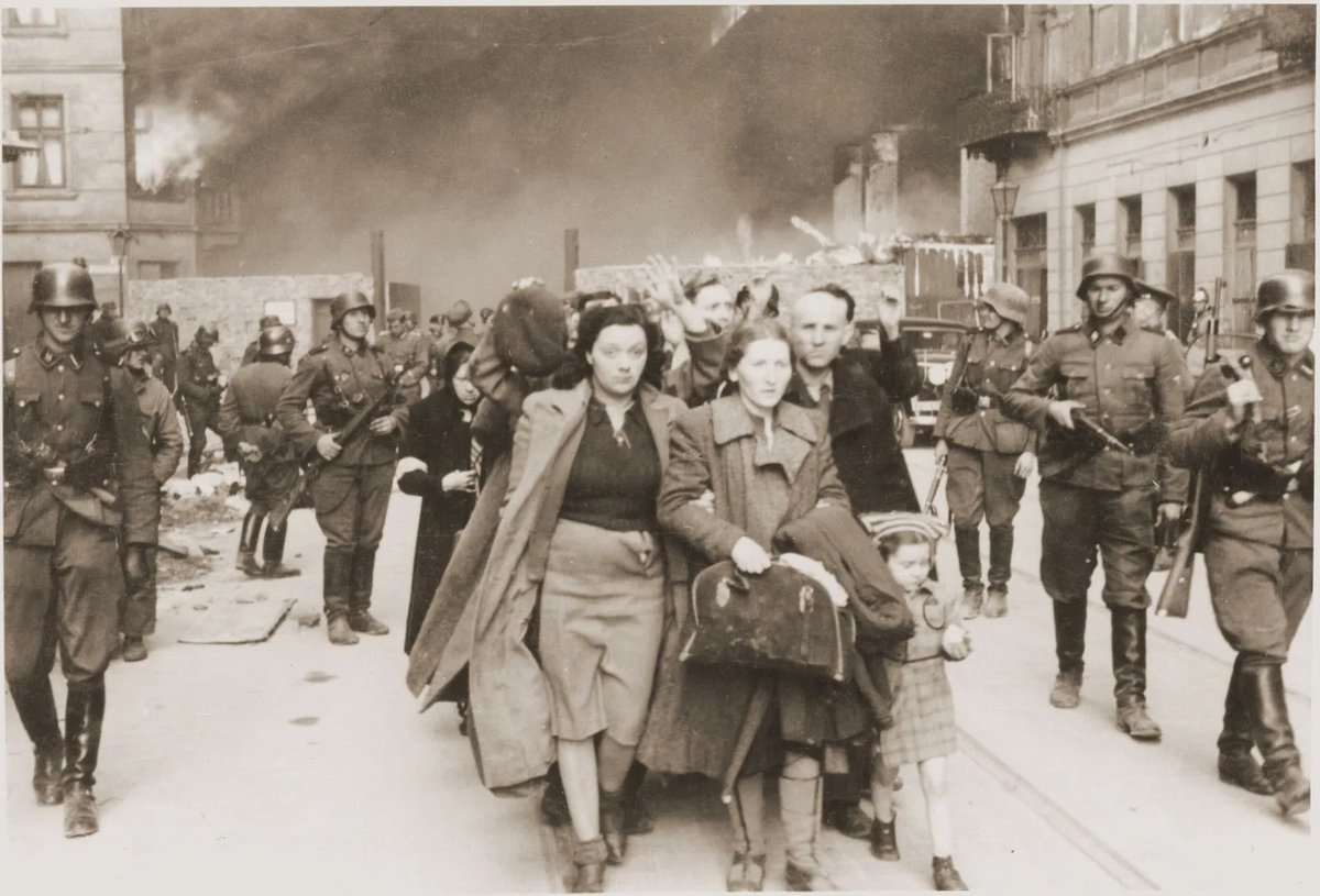 🕯️ Hoje, 19 de abril, marcamos o aniversário do Levante do Gueto de Varsóvia de 1943, um dos mais significativos e trágicos atos de resistência contra o regime nazista durante a 2ª GM. Nesta data, há 81 anos, os judeus confinados no gueto de Varsóvia, na Polônia, iniciaram uma