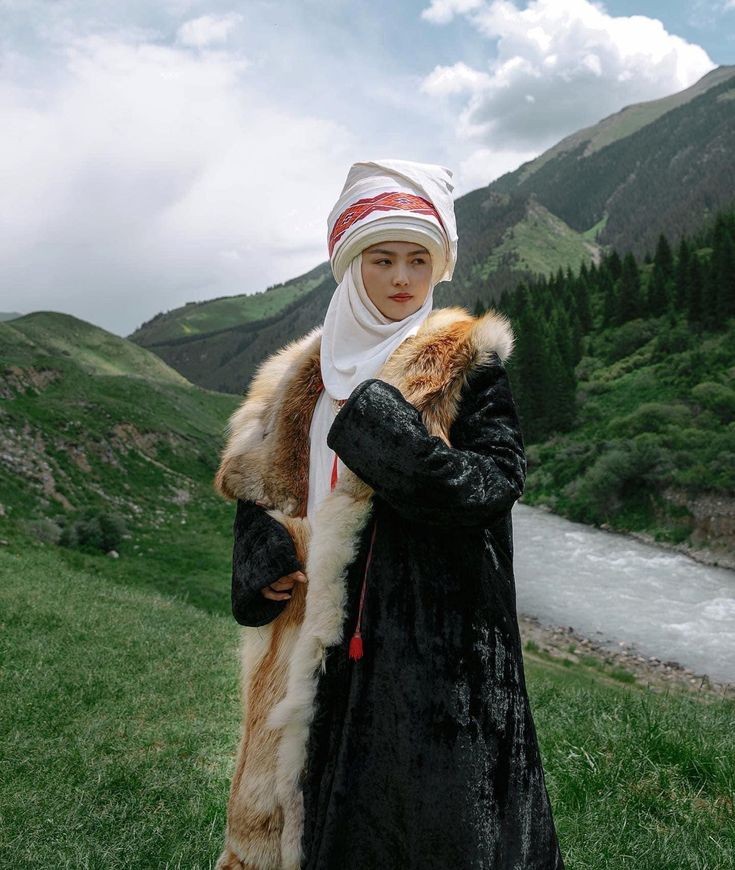 Kyrgyz women traditional clothing Kyrgyzstan 🇰🇬