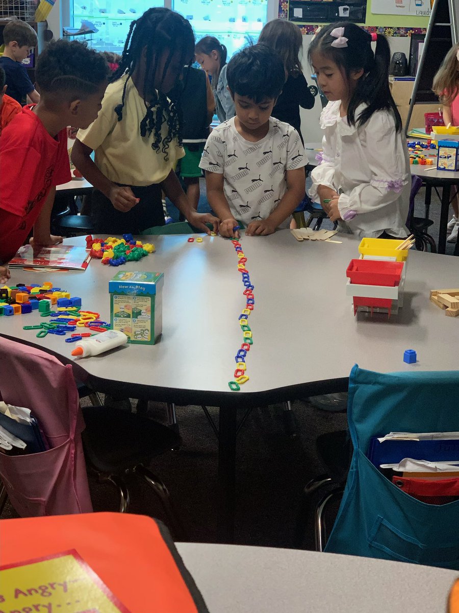 DLE_Lions's tweet image. Kindergarten exploring measuring . #justgoodteaching #livelaughloveleonetti