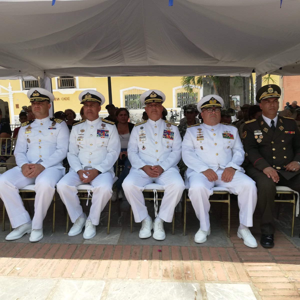 venezuelaazul10's tweet photo. #19ABR🇻🇪 En la Plaza Bolívar de La Asunción de la Isla de Margarita, se llevó a cabo el acto con motivo a celebrarse el ascenso del personal perteneciente a la Milicia Bolivariana, siendo agraciados 106 Oficiales, 243 T. P. y 1124 T. A. de Milicia.
#GloriaAlBravoPueblo https://t.co/Tfaqt9vSgu