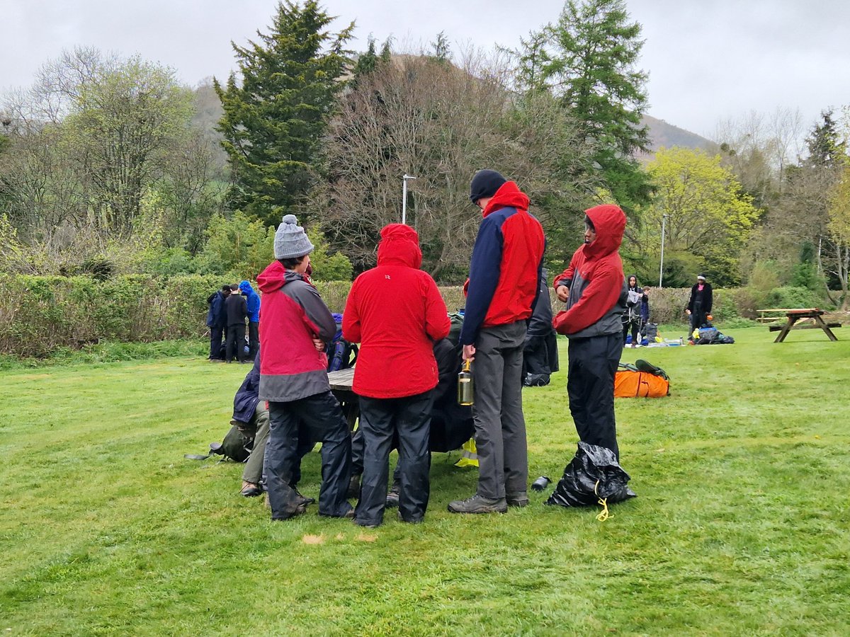DAOSdofe's tweet image. DAOS Gold Day 3
After a warmer night, students enjoyed a slightly later start and a less challenging day. Despite a damp morning, students were rewarded at the end of the day with warm sunshine and beautiful campsite views.