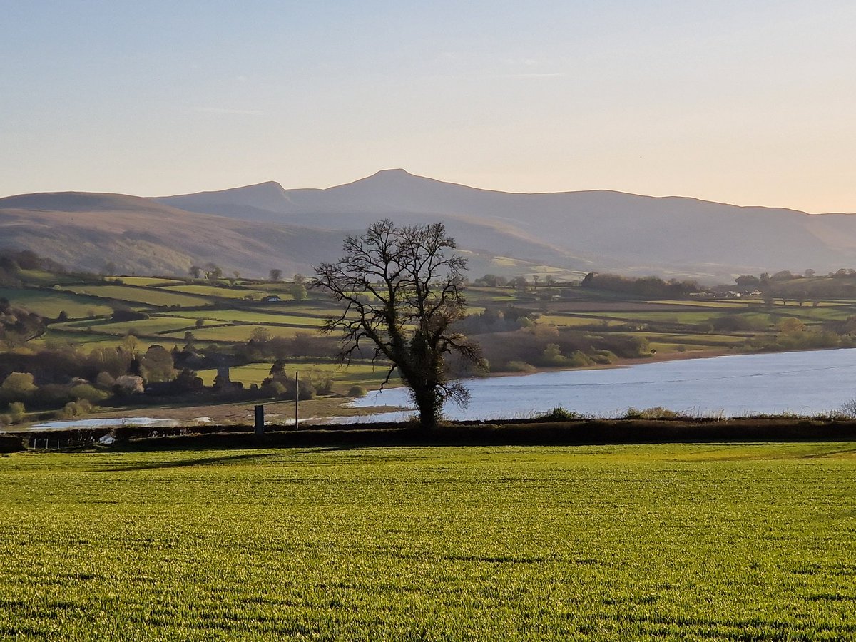 DAOSdofe's tweet image. DAOS Gold Day 3
After a warmer night, students enjoyed a slightly later start and a less challenging day. Despite a damp morning, students were rewarded at the end of the day with warm sunshine and beautiful campsite views.