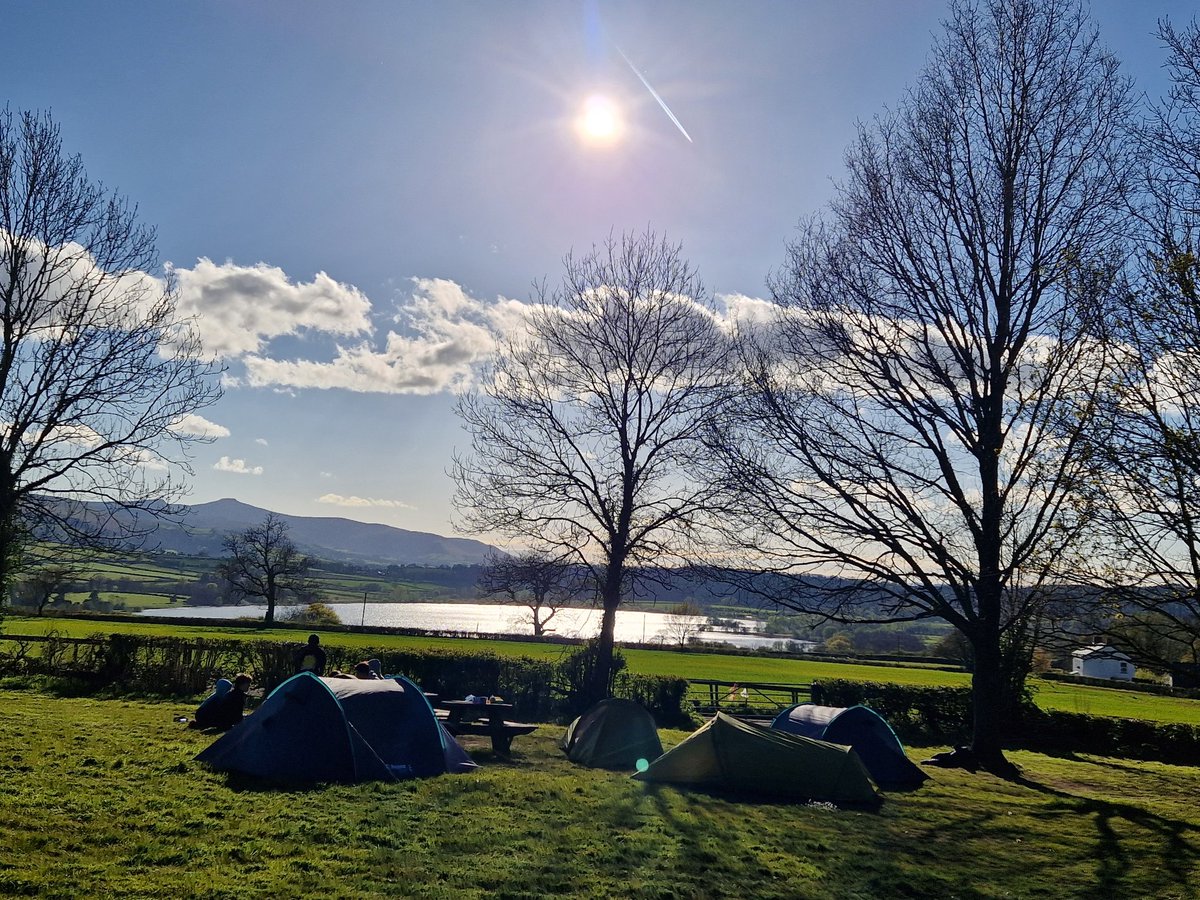 DAOSdofe's tweet image. DAOS Gold Day 3
After a warmer night, students enjoyed a slightly later start and a less challenging day. Despite a damp morning, students were rewarded at the end of the day with warm sunshine and beautiful campsite views.