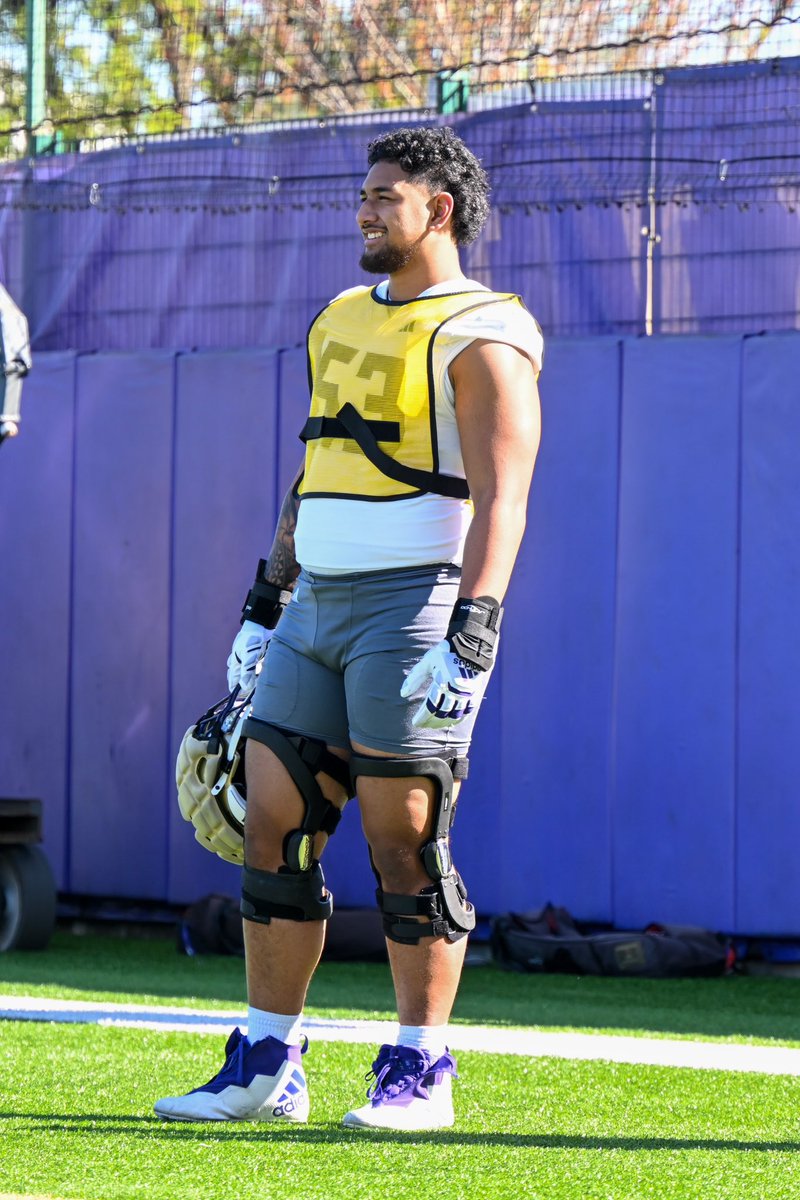 UW staff got this kid growing week by week in size and development. Ty <a href="/evan_feather/">Evan Feather</a> for the photo. <a href="/UW_Football/">Washington Football</a> community is always 💯 #BeAPro
<a href="/OakHillsFootba1/">Oak Hills Football</a> <a href="/coachmetty/">Coach Metzger</a> <a href="/NickMonica63/">Coach Nick Monica 63</a>