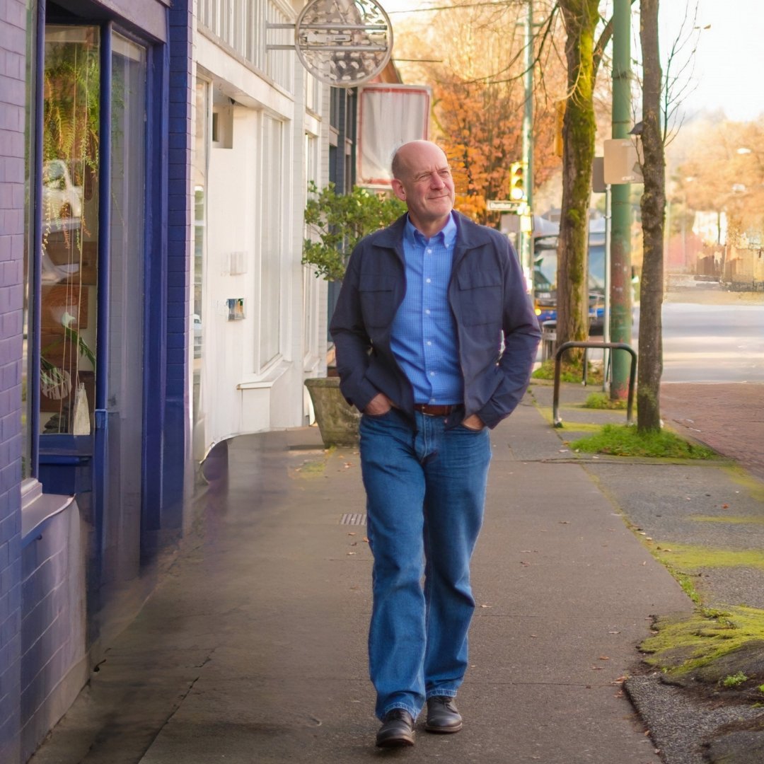 Author Bill Arnott (@billarnott_aps) explores the hidden treasures and well-guarded secrets of Vancouver. Along the way, he shares the captivating stories and histories that give the neighbourhoods their distinct charm (@Arsenalpulp). Read more via: bcbooklook.com/walks-through-…