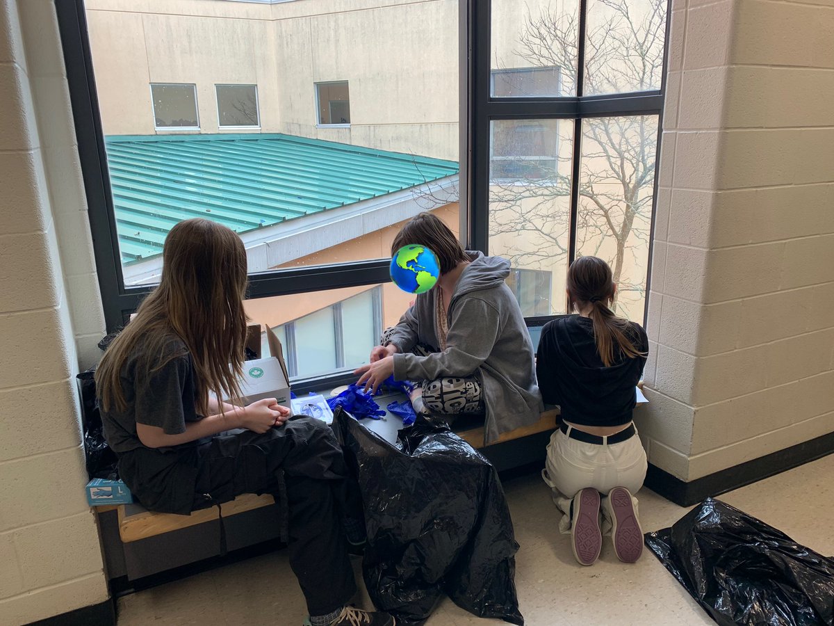 Some of our grade 6 student preparing for the student organized #EarthDay2024 clean up! 🧹 #MargaretProud #studentvoice <a href="/mrshickey12/">Mrs Hickey</a> 🌎