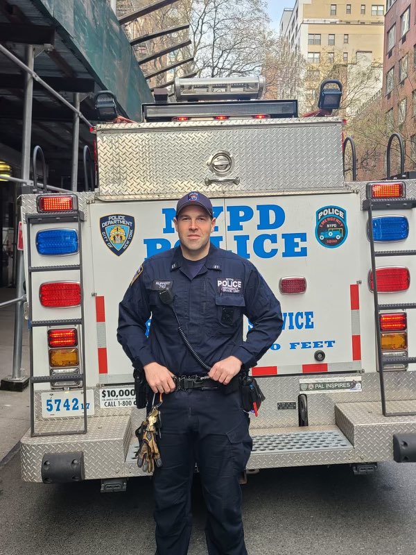 Yesterday morning, when calls rang out for a man in the water at East River near the shoreline, @NYPDSpecialOps Harbor Unit, Emergency Service Unit, & @FDNY responded and rescued the man to safety. Another incident of NY's Finest and NY's Bravest working together to save a life!