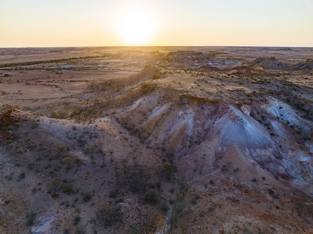 The Painted Desert's name comes from the vibrant colors splashed across its rocky landscape. They arise from the natural breakdown of ancient rock formations. 📸Annette Ruzicka 📍Evelyn Downs, Antakirinja Matu-Yankunytjatjara & Yankunytjatjara Country, South Australia