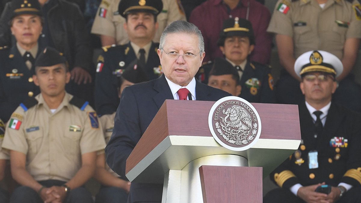 🗳️📌CASO ZALDÍVAR: MILITARES PRESIONARON A JUECES EN TEMAS PRIORITARIOS PARA AMLO

De acuerdo con la denuncia anómina, revelaron presiones militares contra jueces para acelerar la resolución de casos de extradición importantes para la administración de López Obrador.

Estas