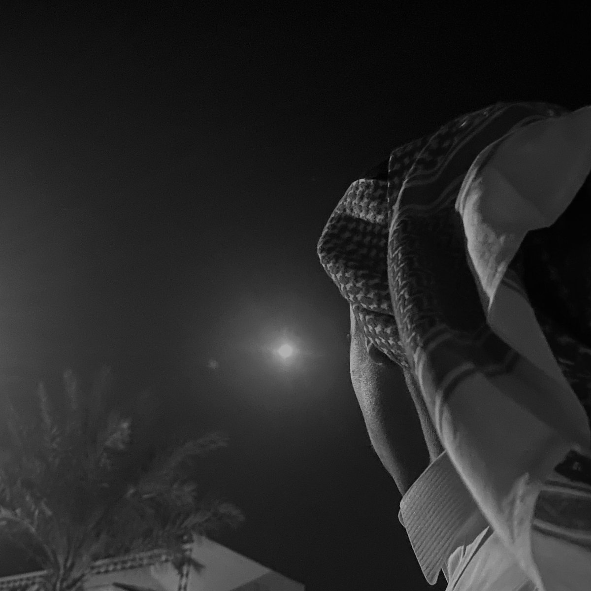 z_3x2's tweet photo. مثل القمر قلبي .. وحيد ٍ بليّاك 
طفلٍ عن أحضان المحبين عيّا

وأنا مسكت إيدين قلبي وجيناك
لو ماخذيته حب ..خذني حميّا " https://t.co/9jOCWsV133