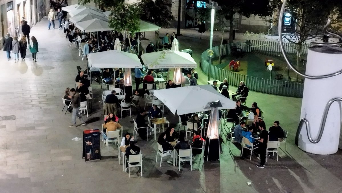 periketetu's tweet photo. Les 12:30
Sr Regidor @Albert_Batlle_B:
Q uns bars amb dret a posar 4 taules posin les q vulguin, és cobdícia?
Q un @bcn_ajuntament no faci res per impedir-ho, és prevaricació?
Tenir unes ordenances i no fer-les complir, és justícia?
Fer viure un veïnat sense drets, és democràcia? https://t.co/xBtWkud6bM