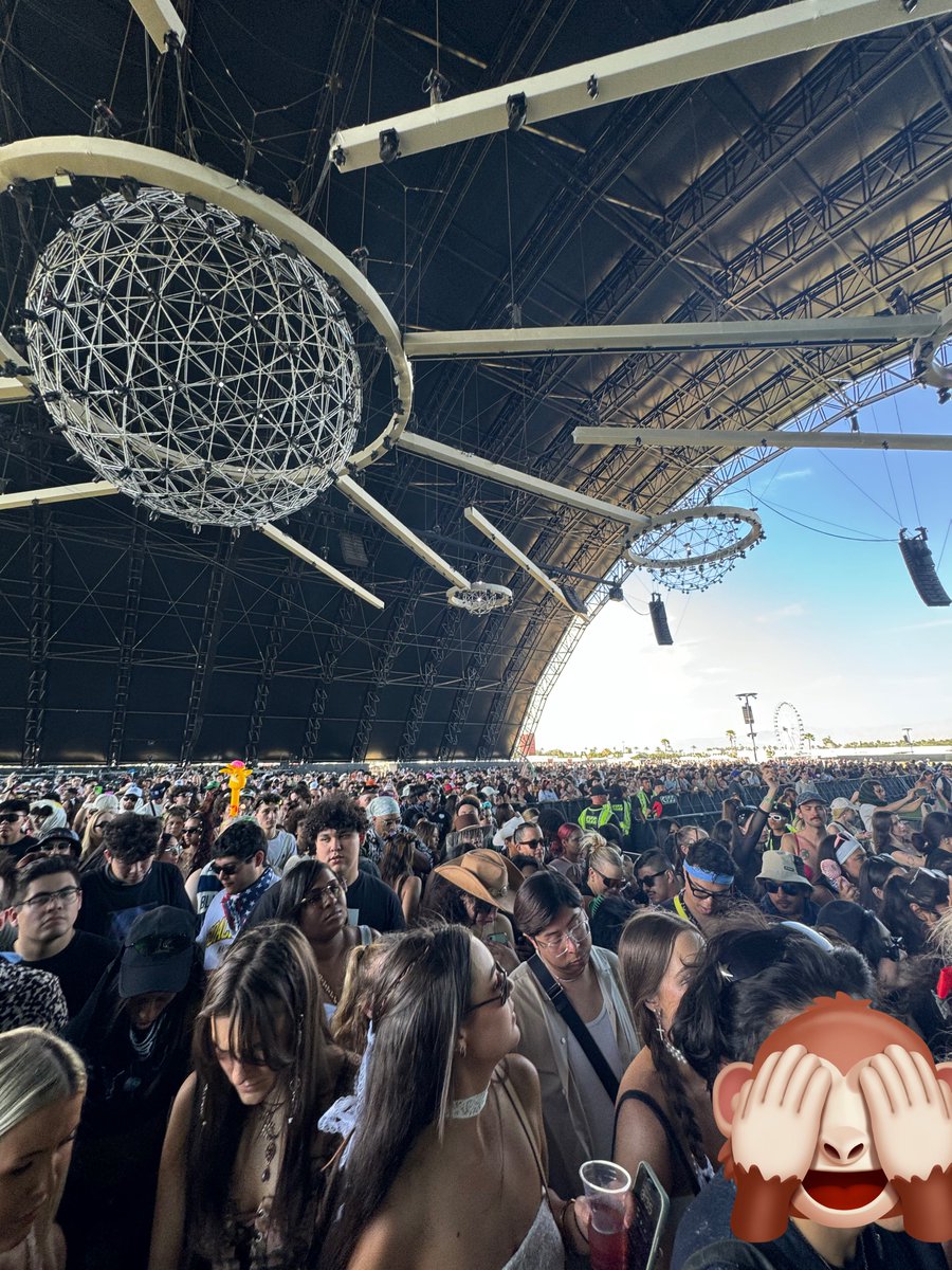 THE CROWD AT SAHARA ALREADY #Coachella