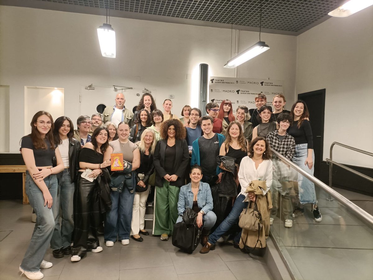 Esta tarde hemos ido al teatro a ver a las Bingueras de Eurípides de las Niñas de Cádiz. ¡Hemos disfrutado mucho de su versión de la Bacantes de Eurípides, ha sido un verdadero placer! Después hemos hablado con ella, ¡esta es la prueba!!