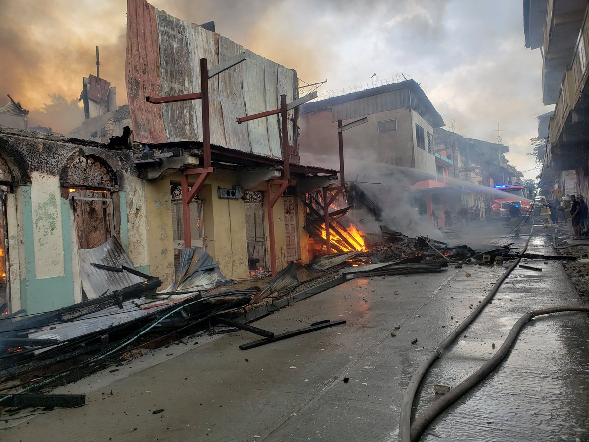 #AEstaHora | Nuestro personal de las Estaciones de Calidonia, Balboa, Plaza Amador y Carrasquilla, atienden incendio de caserón en Calle 14, Santa Ana.