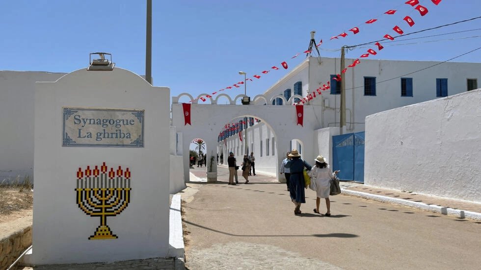 🇹🇳 ✡️ | Le pèlerinage juif de la Ghriba, à Djerba, ne sera pas accompagné de festivités cette année et se limitera uniquement à des rituels religieux tenus à l’intérieur de la synagogue.

▪️ La situation à Gaza est perçue comme la principale raison derrière l’annulation des…