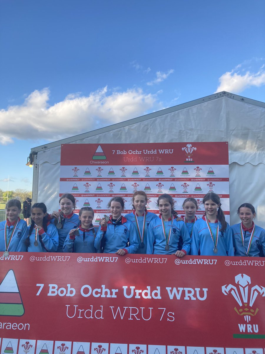 Llongyfarchiadau mawr i enillwyr y Cwpan #UrddWRU7 Merched Bl.7 👀 A big congratulations to the winners of the #UrddWRU7 year 7 Girls cup👀 🥇@Bryn_Celynnog 🥈@Ysgol_Glantaf Da iawn pawb!👏