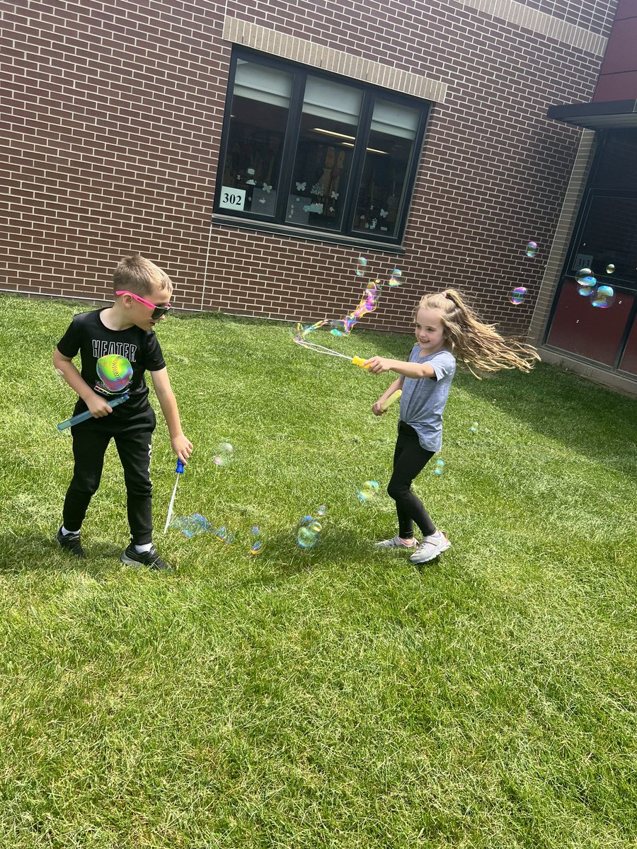B is for Bubbles! Bubble gum and bubble blowing! @BeulahRalphElem #countdowntosummer #cpsbest #scholarsfirst #ToBEUandBeyond
