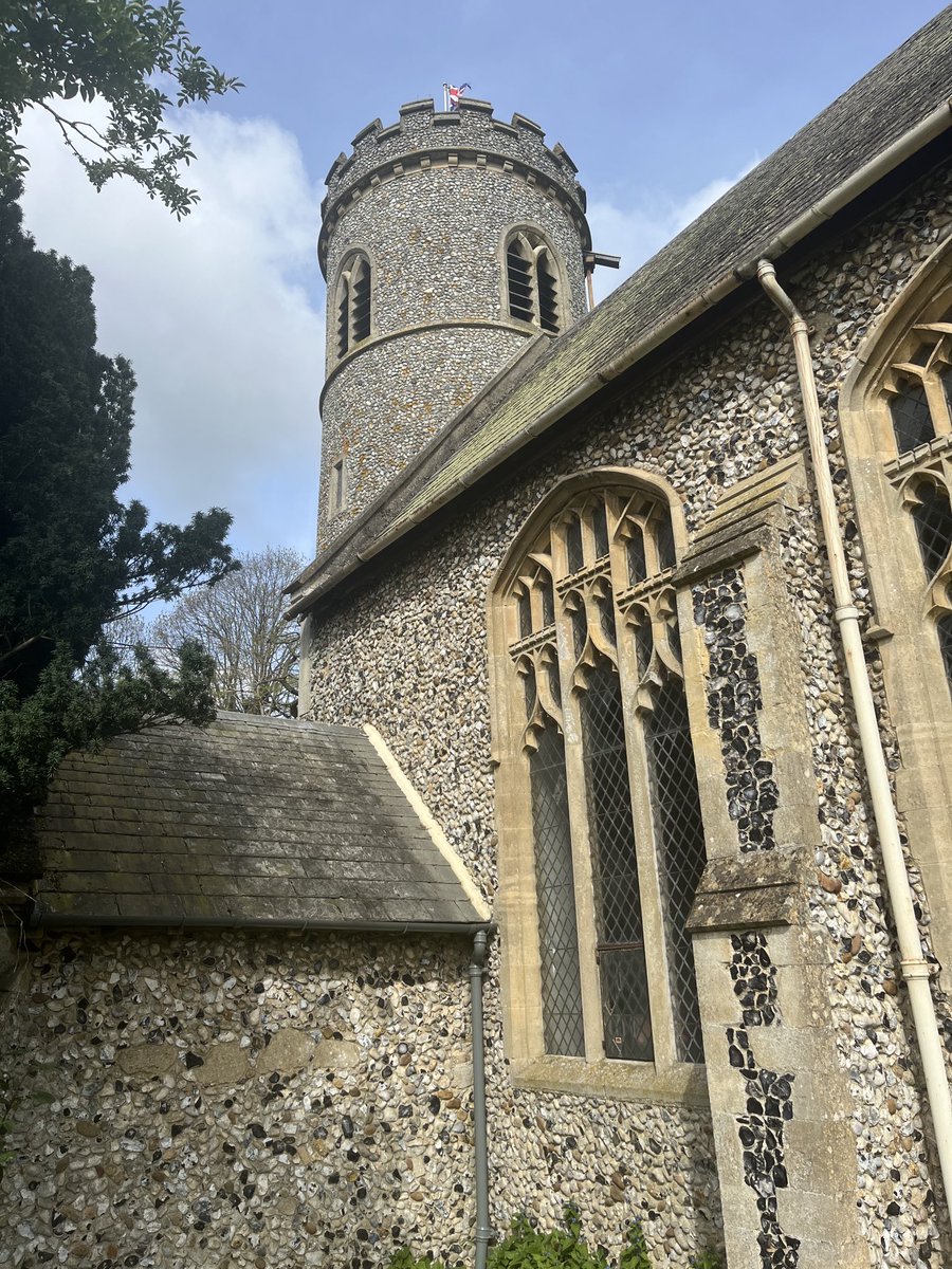 katephillips29's tweet image. The very pretty St. Mary’s Church, Weeting, Norfolk, with it’s crenellated round tower 🥰