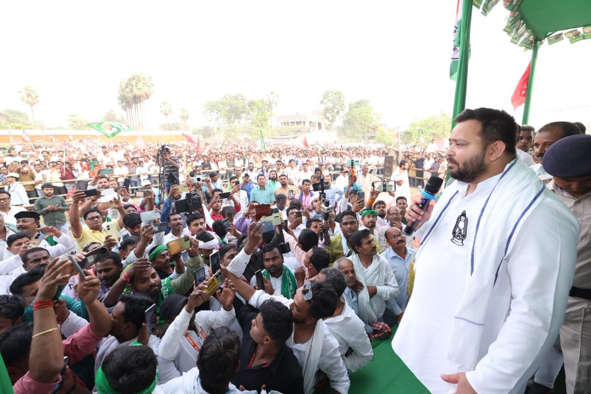 yadavtejashwi's tweet photo. प्रथम चरण के मतदान के बाद पूर्णत: स्पष्ट हो गया है कि जनता इंडिया को जीता रही है। पहले चरण में ही #BJP के 𝟒𝟎𝟎 पार के नारे को 𝟎𝟎𝟒 पढ़ा जाए क्योंकि जनता ने इनकी उल्टी गिनती शुरू कर दी है। किसानों, नौजवानों, व्यापारियों, कर्मचारियों, छात्रों, महिलाओं, खिलाड़ियों एवं नौकरी, रोजी-रोटी, संविधान औ�� लोकतंत्र के साथ खिलवाड़ करने वालों को जनता वोट की चोट से हरा रही है।

आज उजियारपुर लोकसभा क्षेत्र से महागठबंधन समर्थित राजद प्रत्याशी श्री आलोक मेहता जी के नामांकन में उमड़े जनसमूह को संबोधित किया।
#TejashwiYadav #india #Bihar