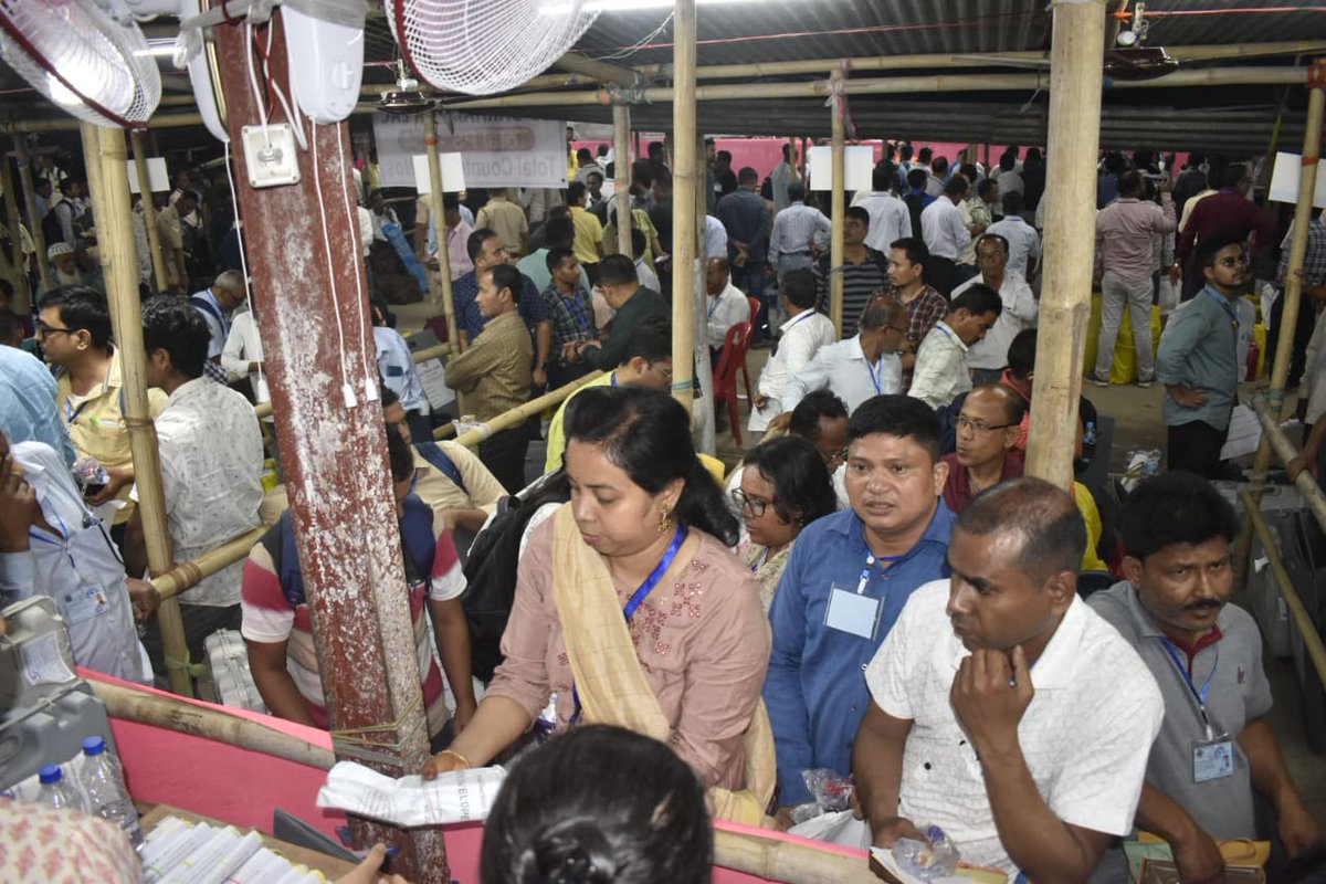 dc_nagaon's tweet photo. 2 exclusively female teams of #PollingOfficers have successfully delivered #EVMs, #VVPAT devices, and other election paraphernalia at Nagaon Govt Boys' HS School in Nagaon.
Their commendable dedication in ensuring the peaceful conduct https://t.co/JOexk4jyqe