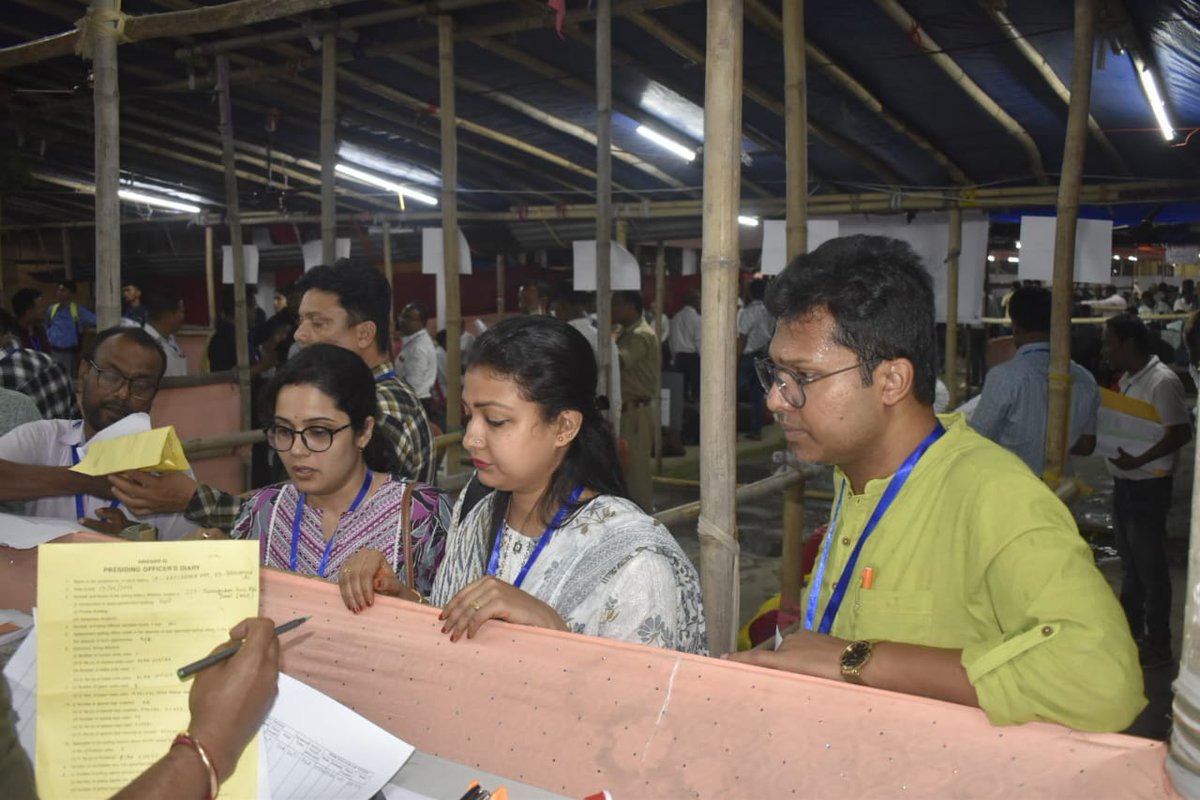 dc_nagaon's tweet photo. 2 exclusively female teams of #PollingOfficers have successfully delivered #EVMs, #VVPAT devices, and other election paraphernalia at Nagaon Govt Boys' HS School in Nagaon.
Their commendable dedication in ensuring the peaceful conduct https://t.co/JOexk4jyqe