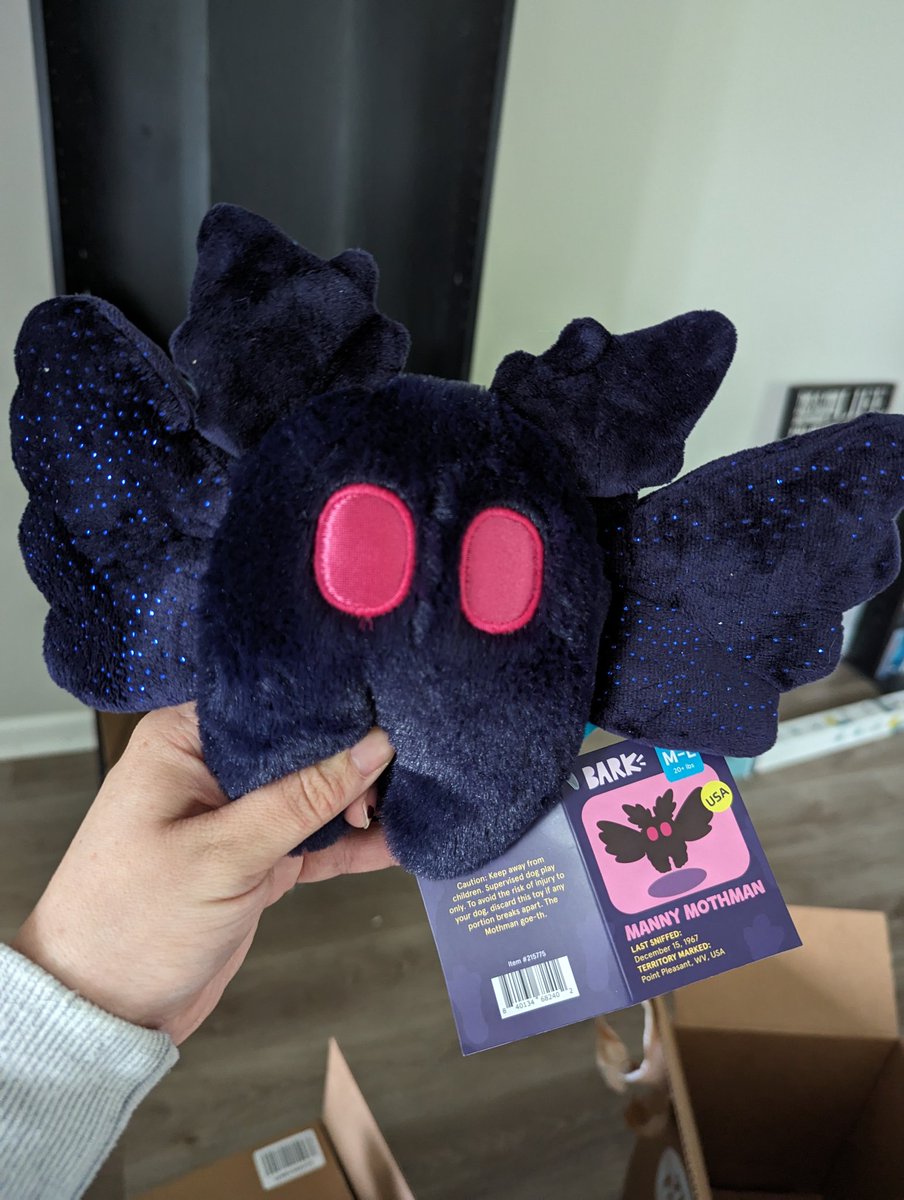 britlee93's tweet photo. @MyFavMurder @KarenKilgariff @GHardstark  my favorite barkbox yet! The fucking mothman and nessy! Eevee approves too. @barkbox https://t.co/p2n2hbMo5P