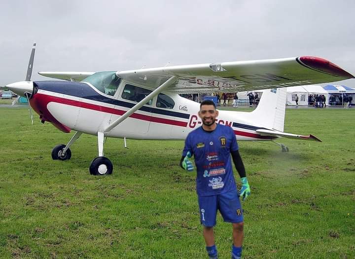 COMO PIKO UN ARQUERO VA A TENER UN AVION. NOTABLE. 
NI CHILAVERT, GATTI, ZOFF, GILMAR, CASILLAS, BUFON, HIGUITAS, FILLOL; PUNPIDO, GILMAR, MAIER, EL GATO.......SE ANIMARON A TANTO. EL NARCOTRÁFICO DOMINA EL FUTB9L PARAGUAYO.