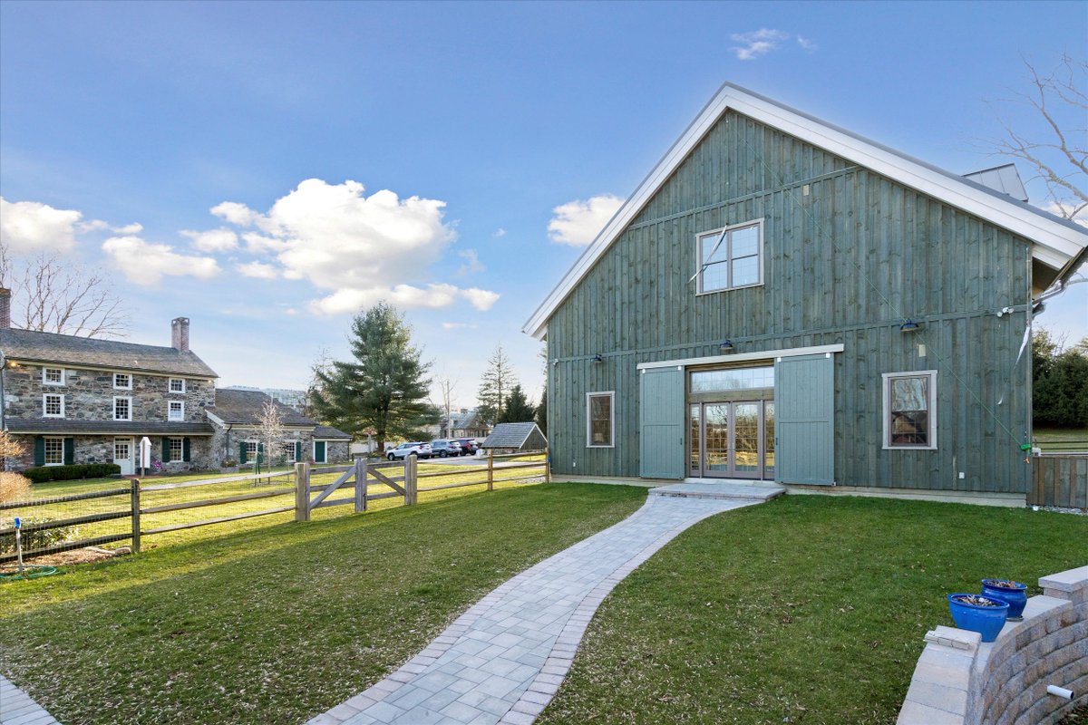 BeautifulBarns's tweet photo. Color choices, design, and a new structure rooted in tradition created the ideal replacement for the customer's old post and beam barn from the 1850s. https://t.co/7uYXoZq3JI https://t.co/eWqM94Szs5