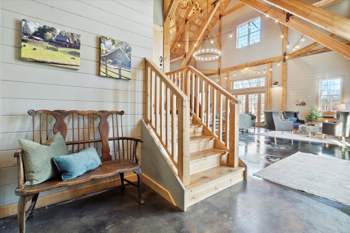 BeautifulBarns's tweet photo. Color choices, design, and a new structure rooted in tradition created the ideal replacement for the customer's old post and beam barn from the 1850s. https://t.co/7uYXoZq3JI https://t.co/eWqM94Szs5