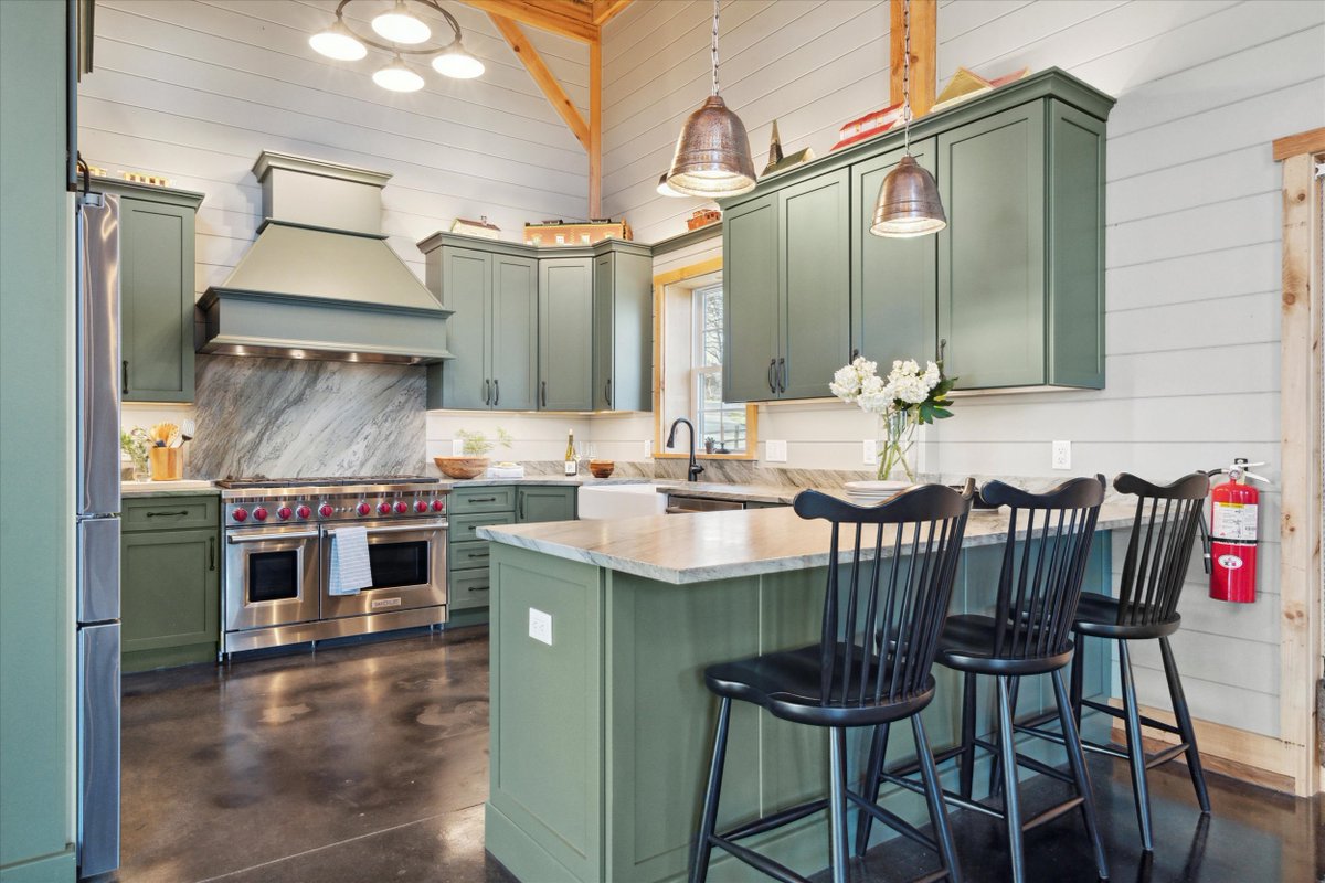 BeautifulBarns's tweet photo. Color choices, design, and a new structure rooted in tradition created the ideal replacement for the customer's old post and beam barn from the 1850s. https://t.co/7uYXoZq3JI https://t.co/eWqM94Szs5