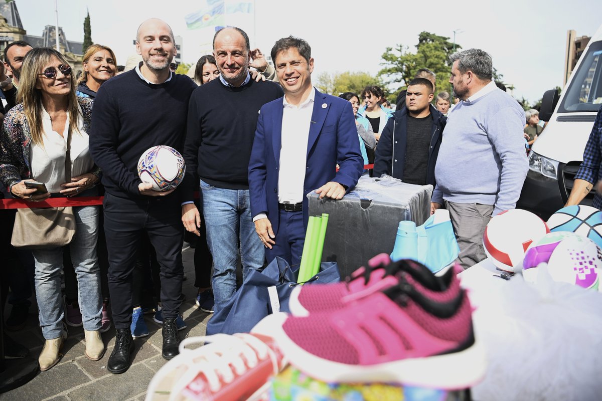 Una gran jornada en Tres Arroyos donde entregamos 74 escrituras a familias de distintos barrios; una ambulancia para el hospital local; materiales y equipamiento deportivo para escuelas del municipio; y una combi y kits ambientales a la EEE Nº502. También sumamos equipamiento…