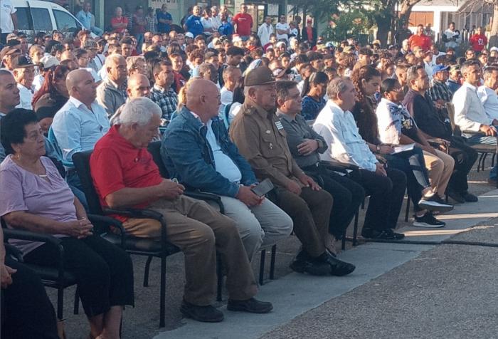 Somos una generación que no renuncia a la alegría, a los proyectos de vida en esta Isla inmensa, a seguir cultivando sueños capaces de volar por sobre nosotros y la maldad de quienes nos bloquean. #GirónDeVictorias #UJC @DiazCanelB @DrRobertoMOjeda @UJCdeCuba