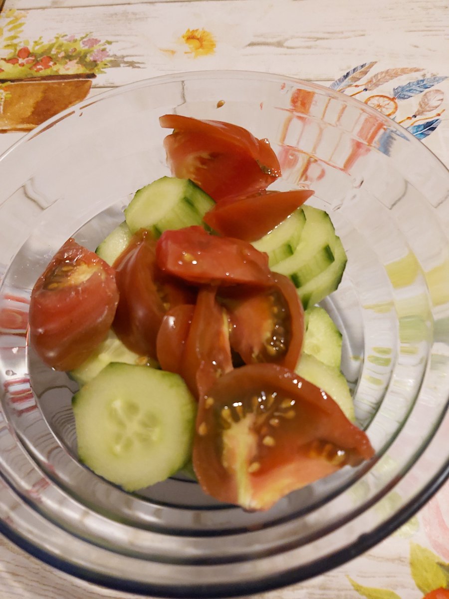 Salade de Tomates noires et Concombre