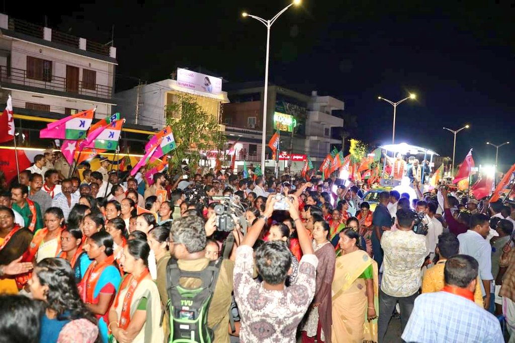 PrakashJavdekar's tweet photo. Lotus 🪷 will bloom in Kerala..
"Bid goodbye to family-run parties and welcome BJP and NDA alliance!"
Visuals from BJP National President Shri J.P.Nadda's roadshow in Thiruvananthapuram, Kerala today.
#BJP4IND #BJP4Keralam #Vote4Modi #KeralaWithModi #Modi4Kerala #TVPMWelcomesRajeevchandrasekhar #thiruvananthapuram #Vote4RajeevChandrashekher #ModiyudeGuarantee #LokSabhaElections2024 #Kerala #JPNadda #Rajeev4TVM #RajeevChandrashekhar #PhirEkBaarModiSarkar
