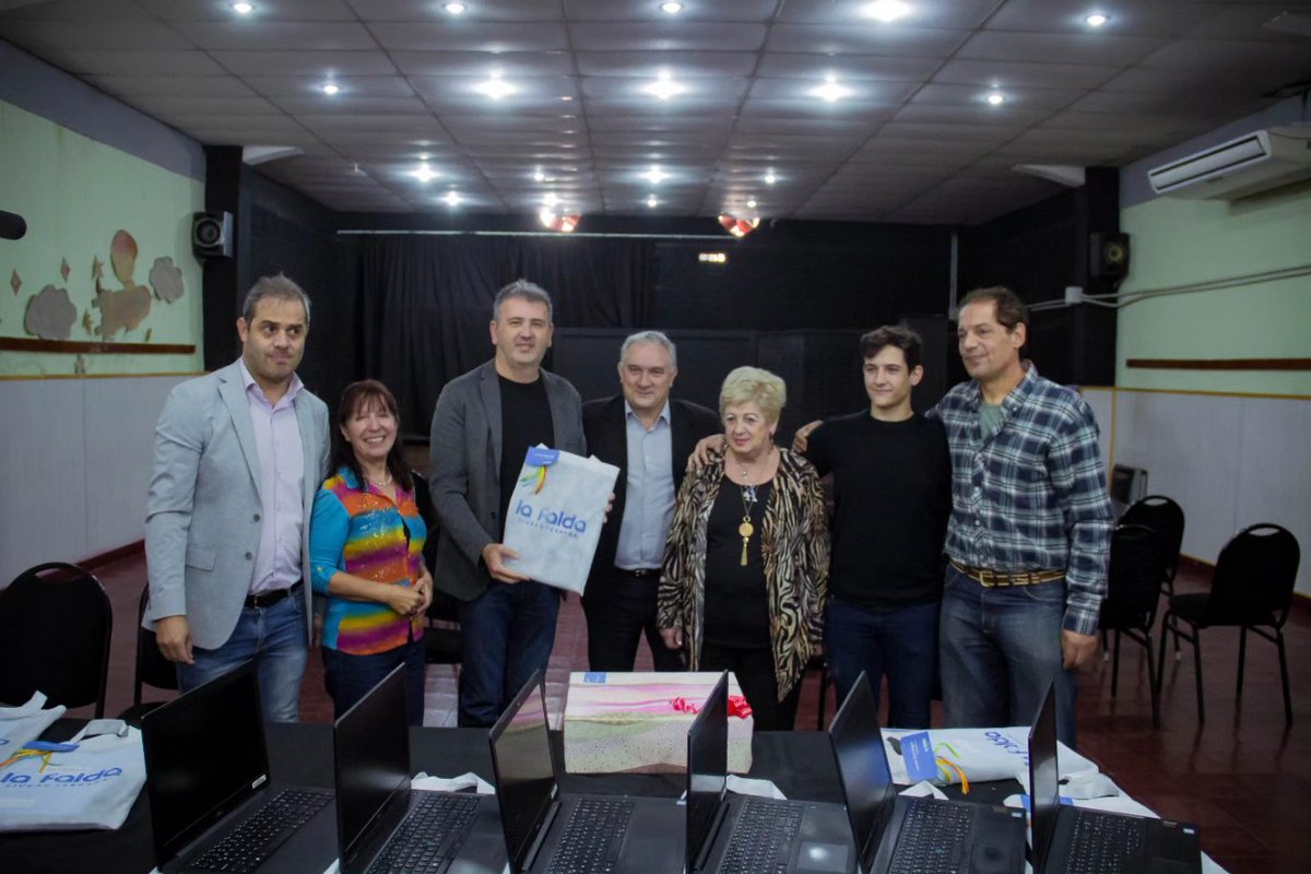 DiemingerJavier's tweet photo. ✅️ ENTREGAMOS 1️⃣0️⃣ NOTEBOOKS A CENTROS VECINALES Y CONSEJO DE LA CIUDAD

💻 Conjuntamente con Gustavo Arraigada, de Asuntos Institucionales y Prensa Mediterránea de Telecom Argentina S.A, hicimos entrega de 10 notebooks, a referentes de Centros Vecinales y al Consejo. https://t.co/G7R1cAxRZj