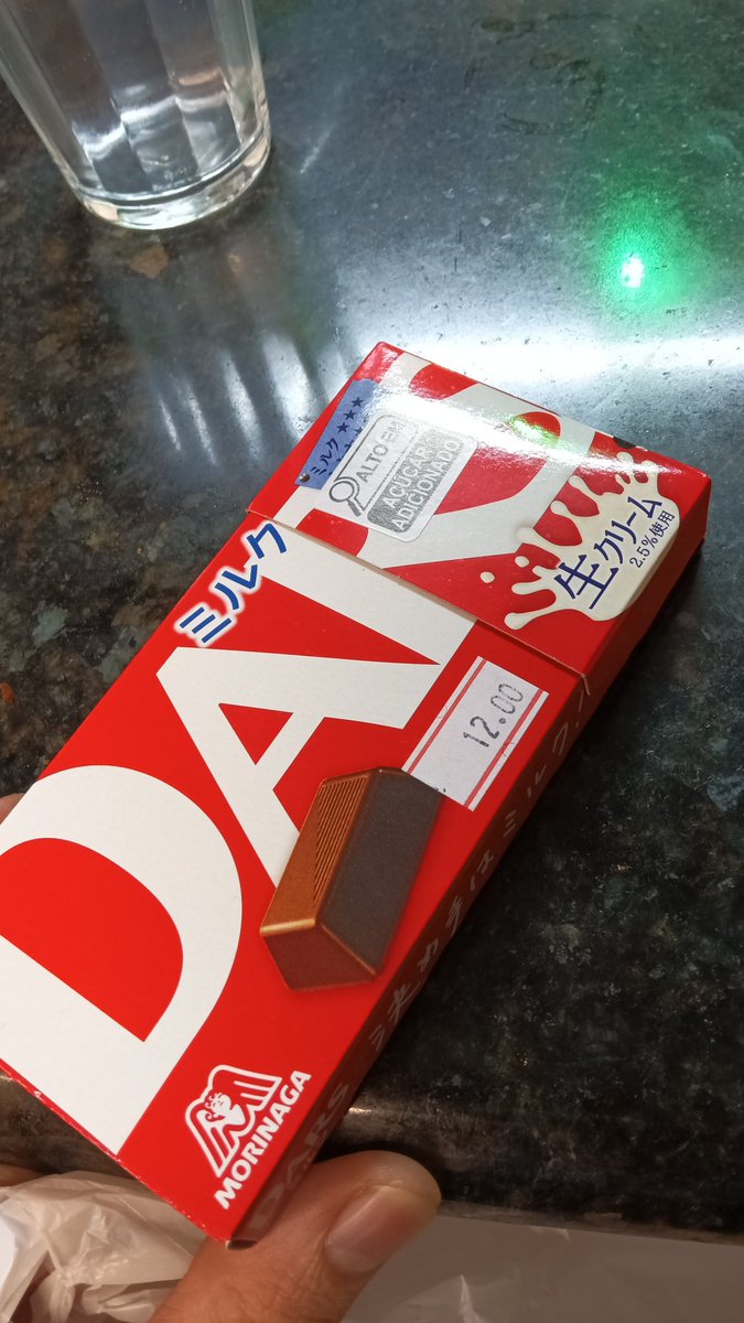 OldhumanBr's tweet photo. Andando na cidade encontro essa raridade chocolatinho japonês Dars
Influência da @pritkirin @lohgann 
Comprei logo um amargo, e um ao leite ☝🏼☝🏼☝🏼 docinho pós almoço https://t.co/rZTfhSk0ry
