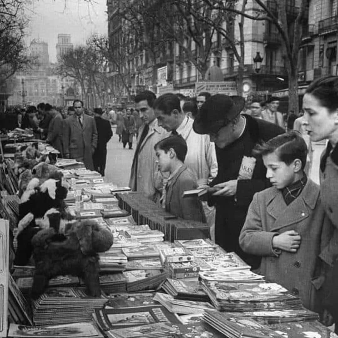 Paperbacks_Plus's tweet photo. 📖📚📰
“To a bibliophile, there is but one thing better than a box of new books, and that is a box of old ones.” ~Will Thomas, Some Danger Involved

Book lovers in Spain in 1949 photographed by Dmitri Kossel for LIFE magazine

#bibliophiles #newbooks #boxofbooks #oldbooks #books https://t.co/DZG7gxdFO6