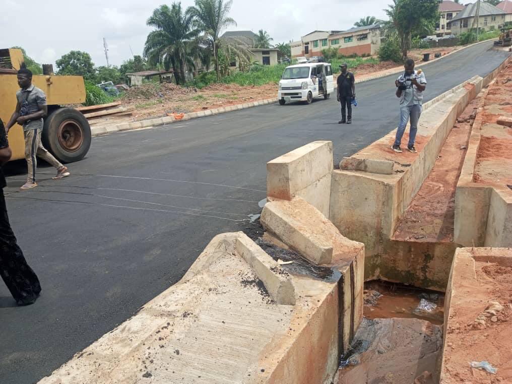 AmakaEzedebego's tweet image. Ana ekwu Ana eme eme. 
Talk and do Governor!

Asphalting has commenced on the construction of Amawbia internal roads (Lot 1).

This 3.3km road will pass through Onolibe Street, Dan Mmaduka Avenue, Presbyterian Church, &amp;amp; Ngene Amawbia.

#SolutionIsHere