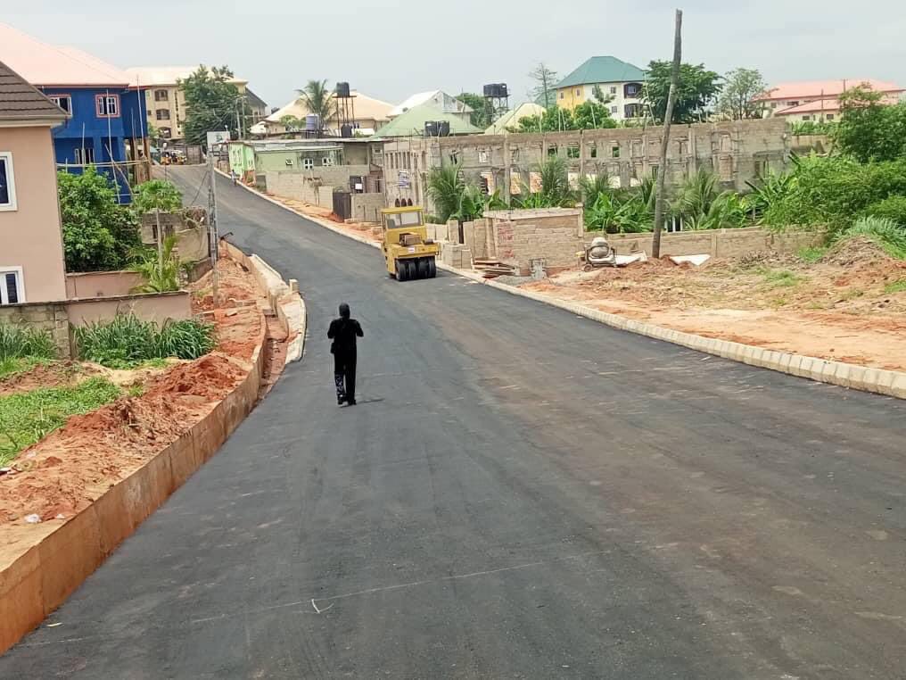 AmakaEzedebego's tweet image. Ana ekwu Ana eme eme. 
Talk and do Governor!

Asphalting has commenced on the construction of Amawbia internal roads (Lot 1).

This 3.3km road will pass through Onolibe Street, Dan Mmaduka Avenue, Presbyterian Church, &amp;amp; Ngene Amawbia.

#SolutionIsHere