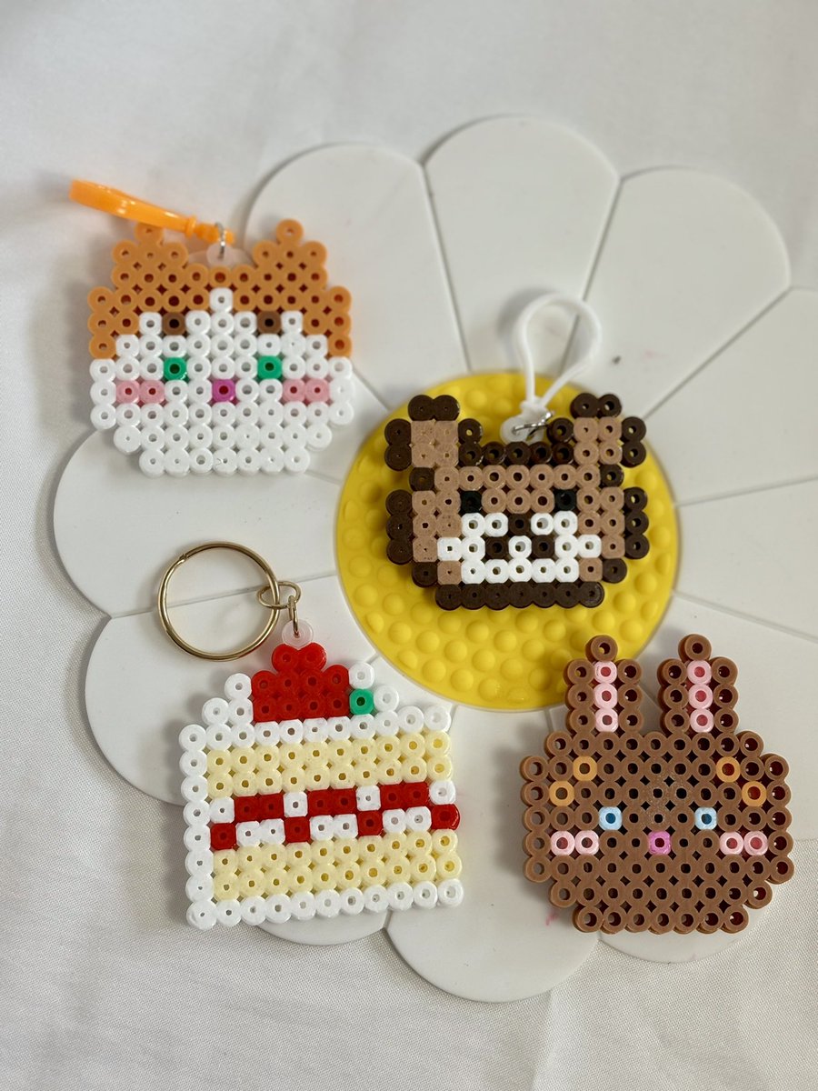 Here’s some new charms I crafted recently with the perler beads along with some cute small charms and magnets. 💕✨🥰🌸🌸🐰🐻🐱 I’m really a huge fan of these beads and will definitely be making more of them! 😍😍✨❤️🩷🌸✨💕🌈