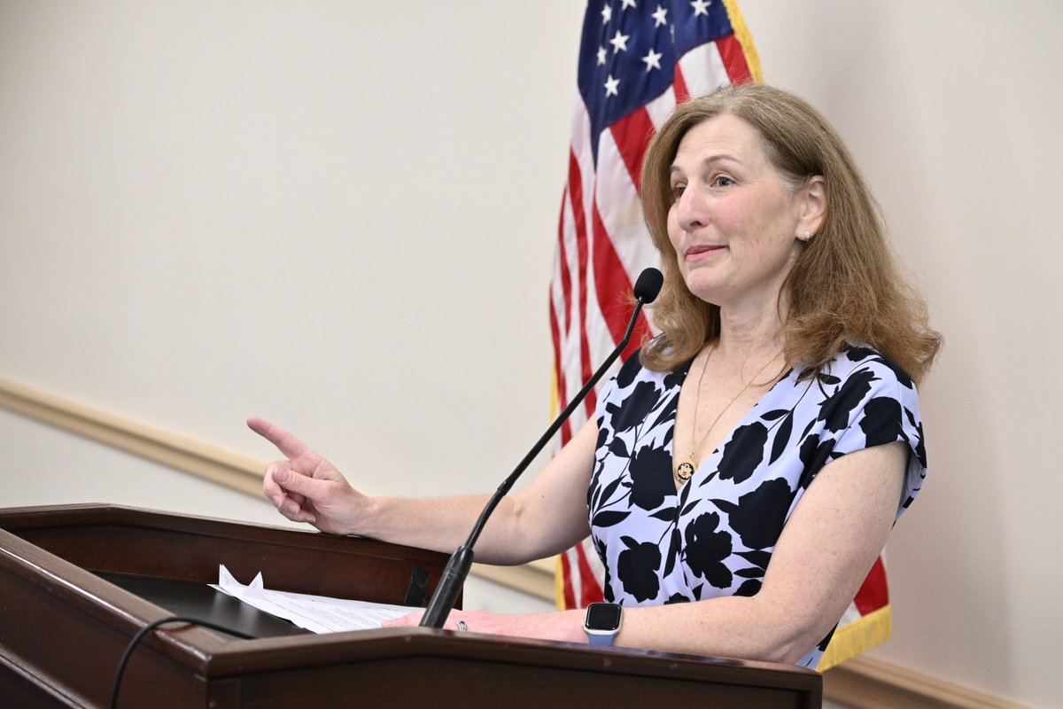 The Academy and #Washington state ophthalmologists are honored to present @RepKimSchrier with the Visionary Award for her valuable work on #Medicare payment reform and #medicaid reimbursements for #pediatric #Ophthalmology. #MYF2024