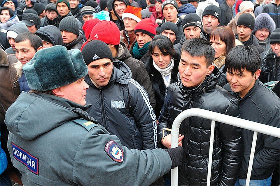 Dima_SUPER_STAR's tweet photo. ⚡️Россия собирается принять еще больше мигрантов!😑Минтруд в этом году значительно увеличил квоту на выдачу разрешений на работу и приглашений на въезд в Россию иностранцам.

Что, блдь, происходит!?😒🤷🇷🇺 https://t.co/Pz0ljMm7Uj