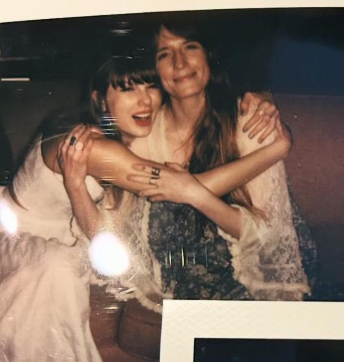 PopCrave's tweet photo. Taylor Swift and Florence Welch look gorgeous in new photos. https://t.co/WyIlkZT7sD