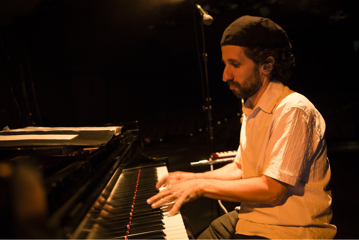 Nesta sexta, dia 26/4, tem André Marques Trio no Teatro, com o show Tempo de Criança, dentro do nosso especial Trilha Jazz.  
 
Ingressos à venda na Bilheteria, no App Credencial Sesc SP ou na Central de Relacionamento Digital.
sescsp.org.br/programacao/an…