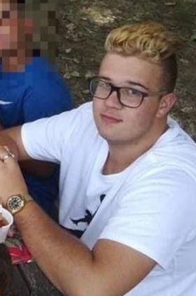 Montepulciano Siena.
Si chiamava Manuel aveva 23 anni e faceva l'operaio.
Questa mattina è morto colpito al petto da una trave di metallo caduta da un rimorchio.

#MorireDiLavoro una guerra che non frega un cazzo a nessuno.