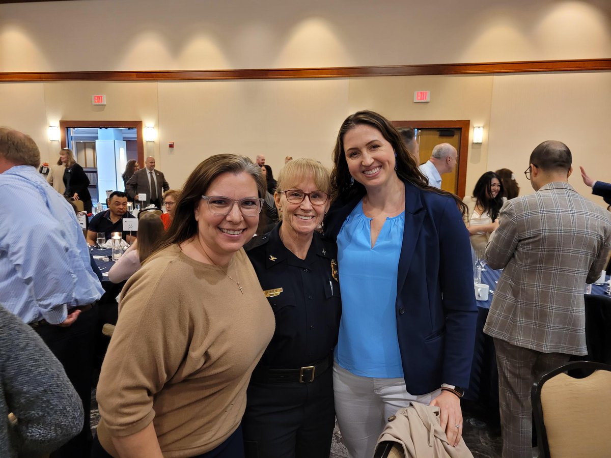 This morning we had the pleasure of attending the Loudoun County Public Schools Annual School-Business Partnership Award breakfast! We were joined by our own #communitypartner, Betteralife who helps support our weekly Homework Club, which provides free meals & tutoring.
#onelcps