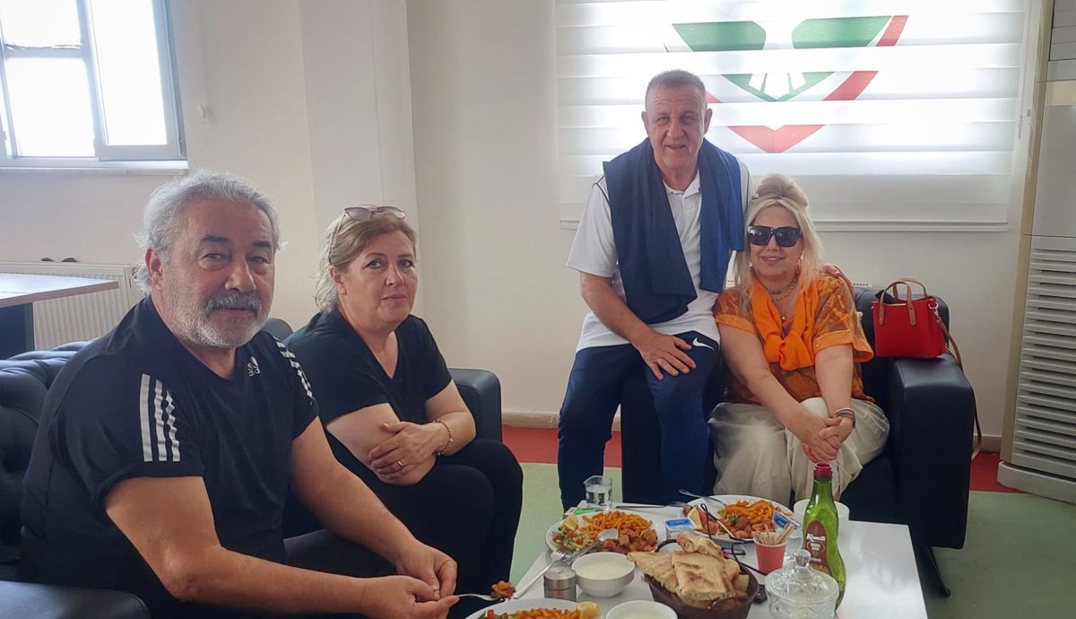 Mesut Bakkal'ın ailesi şampiyonluk kutlaması için Diyarbakır'a geldi.