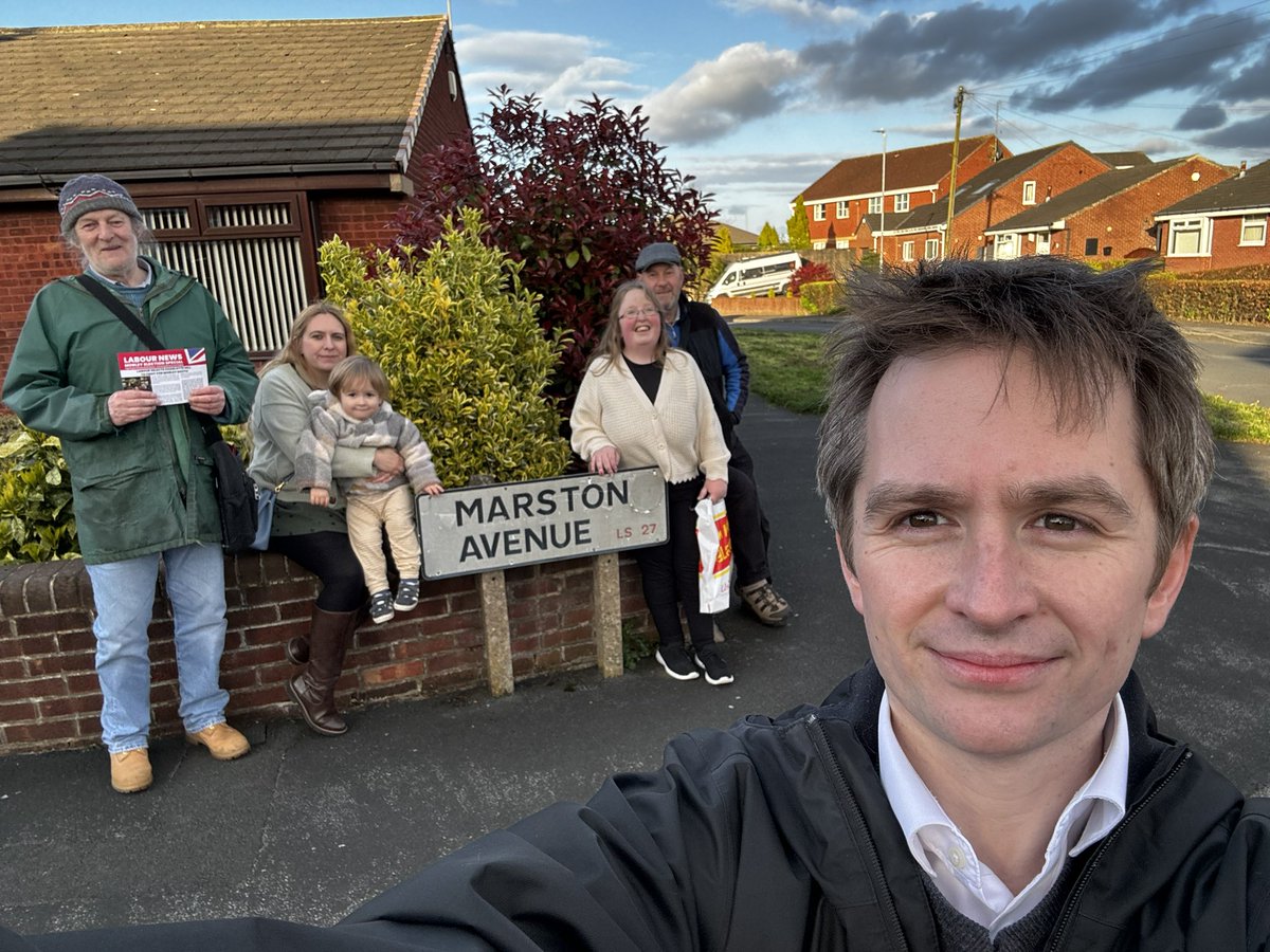 A pleasant Friday evening in Morley South with our fantastic local candidate, Charlotte Hill. Great to hear from residents who have already returned their postal vote for Labour 🌹